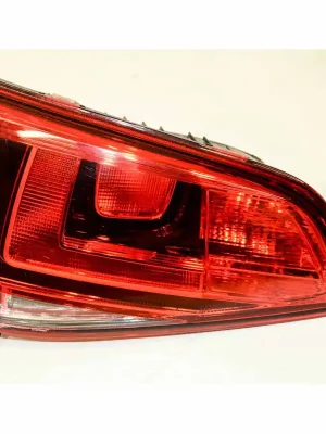 Akce lampa zadní levá - vnitřní do pátých dveří VW Golf VII 5G05G0945093AE - poškozená